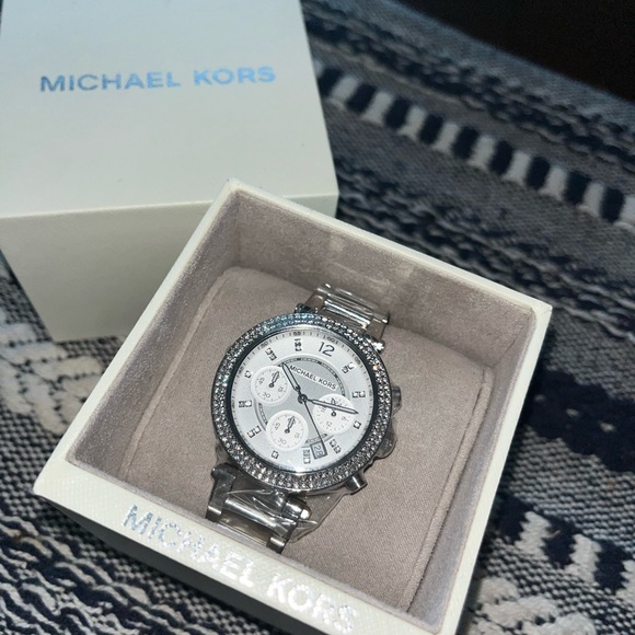 Michael Kors watch with diamond studs - Picture 2 of 2